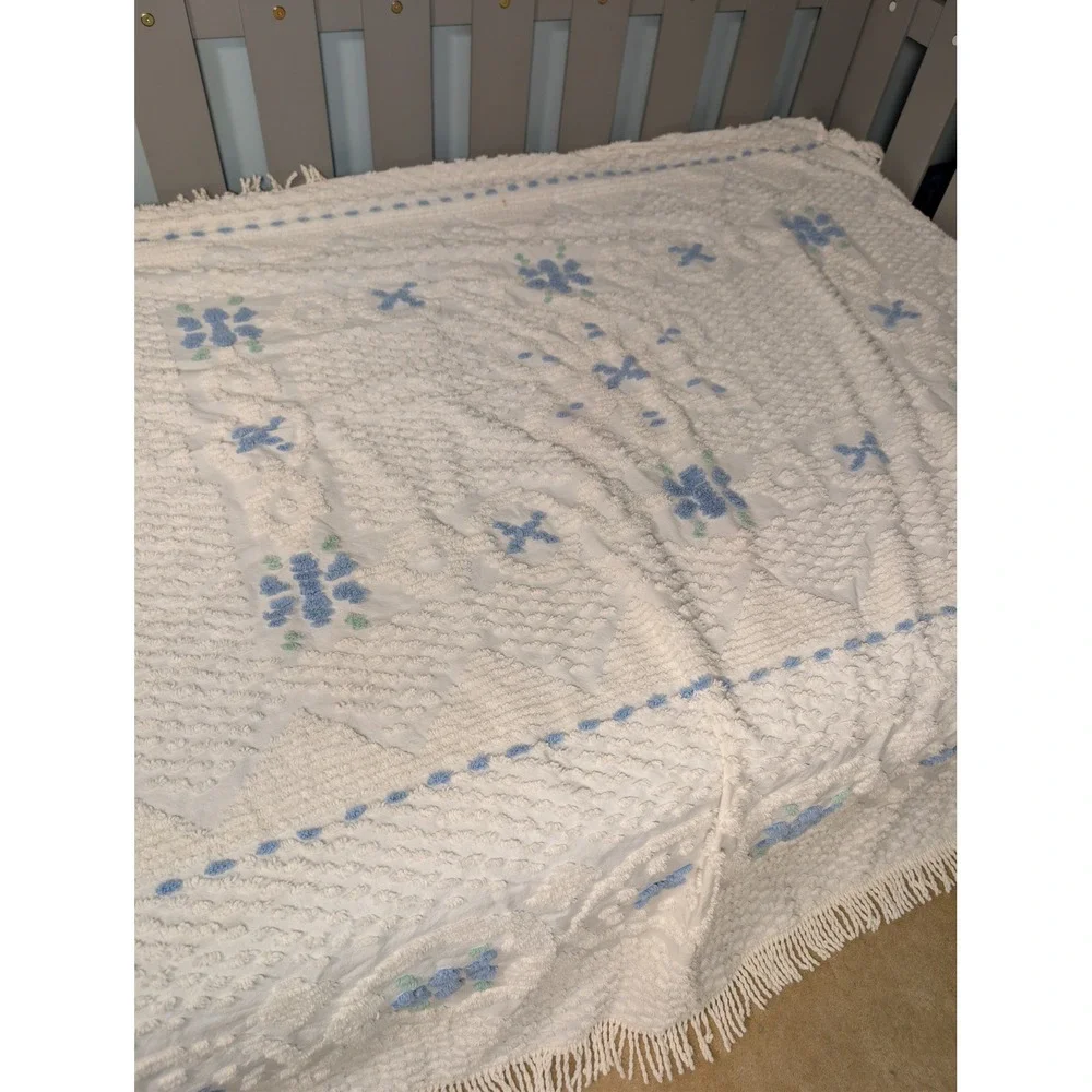 Vtg White Blue Floral Cotton Chenille Throw‎ Blanket Fringe Made USA Americana